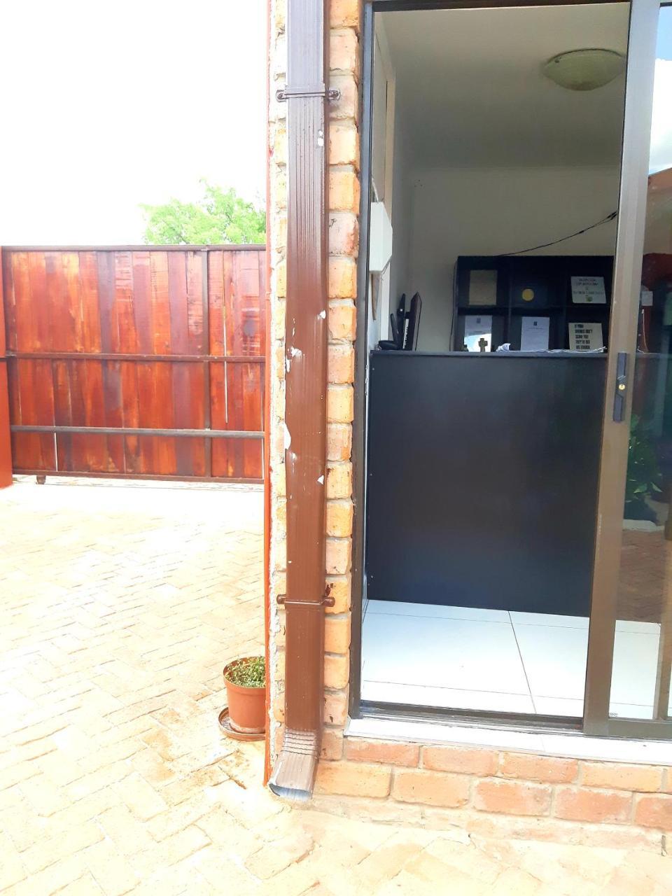 Niilo'S Guesthouse Rundu Kültér fotó
